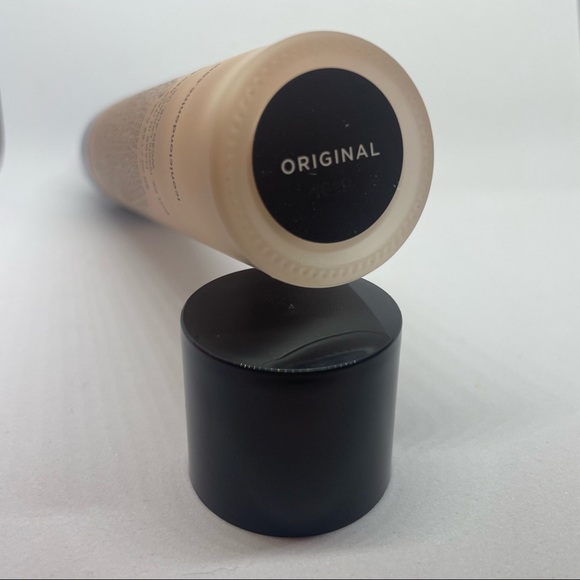 Iconic London Body Illuminator - all-over body shimmer - Picture 2 of 5